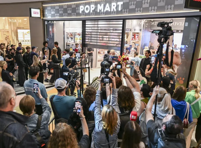Sajtóérdeklődés Németország első Labubu-üzletének megnyitóján a berlini Alexa shopping centerben 2025. július 25-én – Fotó: Jens Kalaene / dpa / AFP