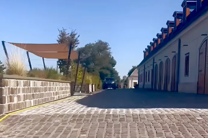 Posztolta Hadházy Ákos a hatvanpusztai birtokon készült videóját, amin parkosított kert, medencék és az óriási étkező is látszik