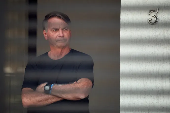 24 órás rendőri megfigyelés alatt tartják Jair Bolsonaro volt brazil elnököt