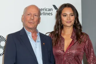 Bruce Willis felesége szerint a színész jó egészségnek örvend, de az agya kezdi cserben hagyni