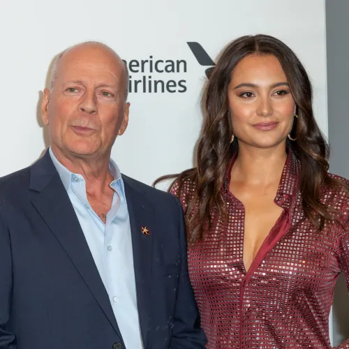 Bruce Willis felesége szerint a színész jó egészségnek örvend, de az agya kezdi cserben hagyni