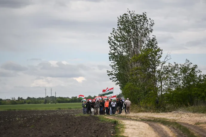 Magyar Péter és a Tisza Párt Budapesttől Nagyváradig tartó háromszáz kilométeres gyaloglásának résztvevői Örményes határában, 2025. május 19-én – Fotó: Bődey János / Telex
