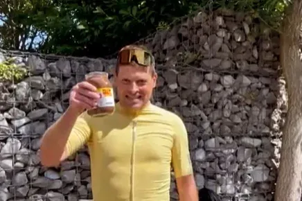 Egy bringás fullasztó receptje: forrósíts fel egy egész üveg Nutellát mikróban, majd szívószállal idd meg