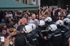 Puszta kézzel szorította ki a tömegoszlató rendőröket az újvidéki bölcsészkarnál tiltakozó tömeg