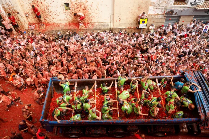 Húszezer ember 120 tonna paradicsomot vág egymáshoz – idén sem maradt el a spanyoloknál a Tomatina fesztivál