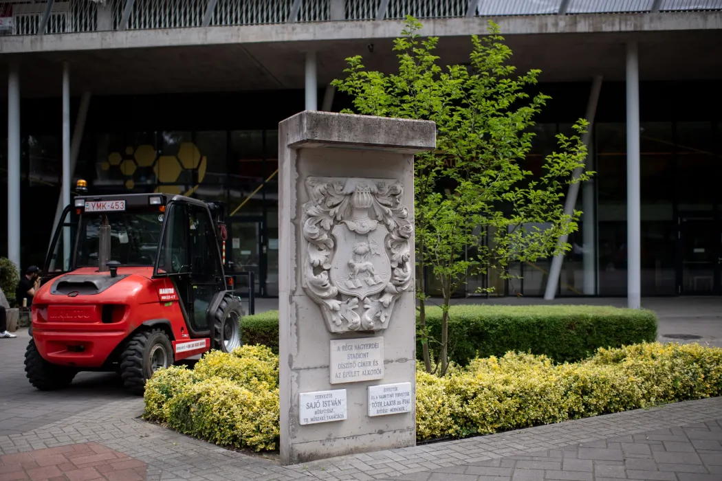 Sajó István a tervező, Tóth Lajos és fiai, az építőmérnökök emléktáblái a mai stadion előtt – Fotó: Bődey János / Telex