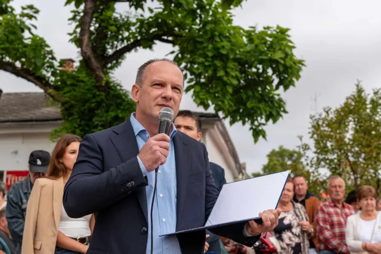 Luxizással vádolták a szövetségesei a polgármestert, aztán váratlanul jegelték a fideszes belháborút