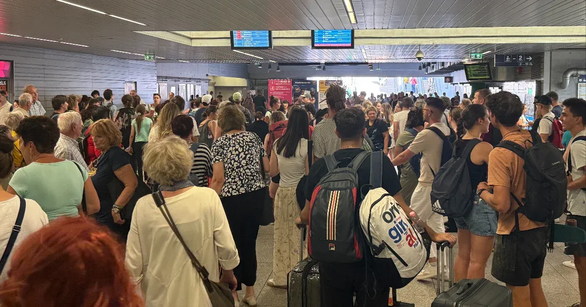 Szünetel a vonatforgalom a Déliben, a Keleti zárva, így Kelenföldön nyomorognak az utasok