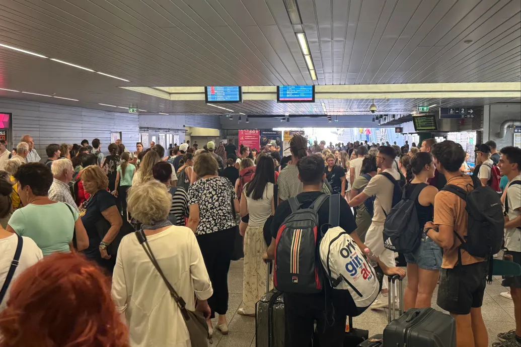 Szünetel a vonatforgalom a Déliben, a Keleti zárva, így Kelenföldön nyomorognak az utasok – Forrás: Telex.hu