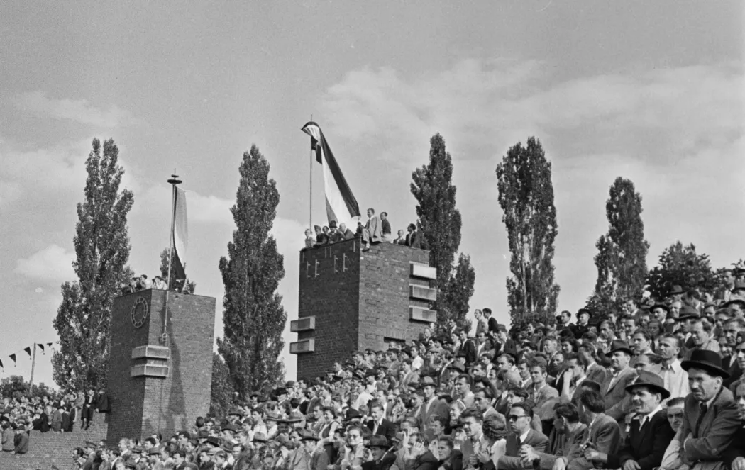 Magyarország–Lengyelország (8:2) válogatott labdarúgó-mérkőzés a Nagyerdei Stadionban 1949-ben – Fotó: Kovács Márton Ernő / Fortepan