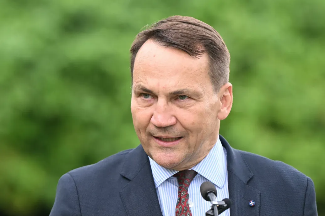 A lengyel külügyminiszter meghívta Lengyelországba a schengeni övezetből kitiltott Robert Brovdit – Forrás: Telex.hu