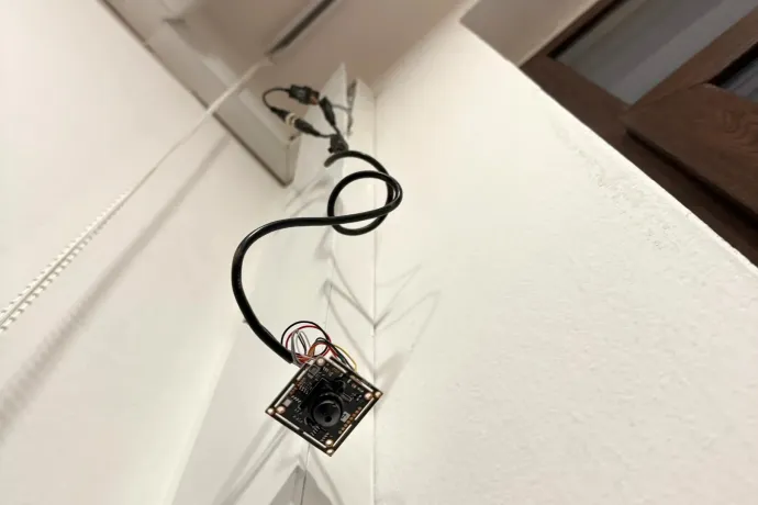 Egy korábbi önkormányzati vezető rejthetett kamerát a balatonalmádi jegyző irodájába