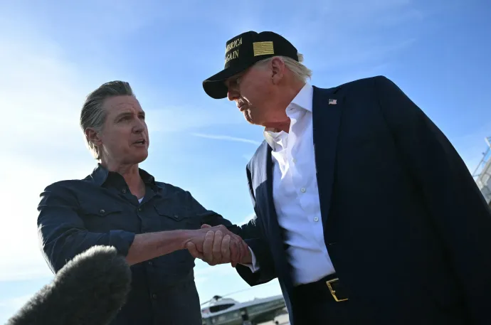 Donald Trump kezet ráz Gavin Newsom kaliforniai kormányzóval a Los Angeles-i nemzetközi repülőtéren 2025. január 24-én, amikor az elnök a tűzvészek által sújtott régiót látogatta meg – Fotó: Mandel Ngan / AFP