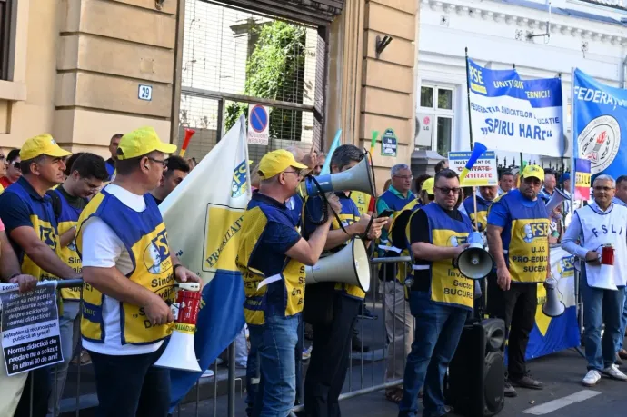 Már három hete sztrájkolnak a tanárok a minisztérium előtt