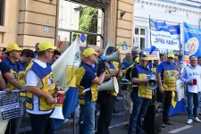 Már három hete sztrájkolnak a tanárok a minisztérium előtt