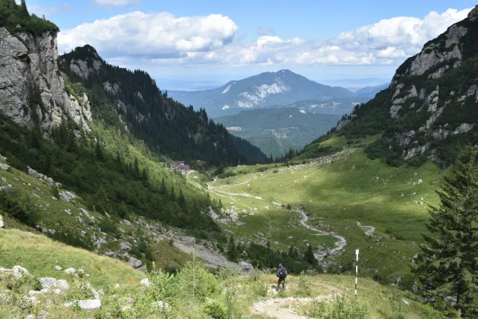 Ugyancsak a Mălăiești menedékház és környéke, háttérben a Poiana, azaz a Keresztényhavas – Fotó: Tőkés Hunor / Transtelex