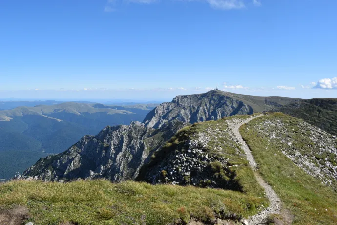 Fönt a hegy csúcsán mögöttünk a Prahova-völgye, balra az Omu és a Costila, jobbra a Tiganesti – Fotó: Tőkés Hunor / Transtelex