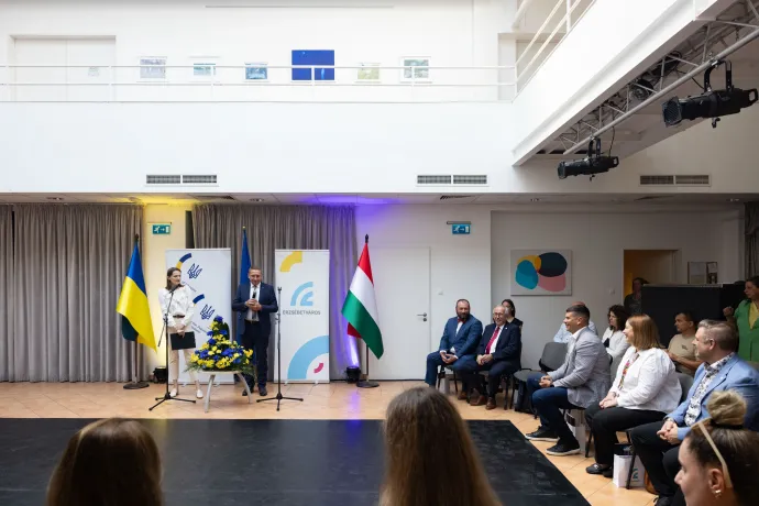 Kremencsuk polgármestere beszél a VII. kerületi Kult7-ben rendezett ünnepségen, jobbra Niedermüller Péter polgármester – Fotó: Hevesi-Szabó Lujza / Telex