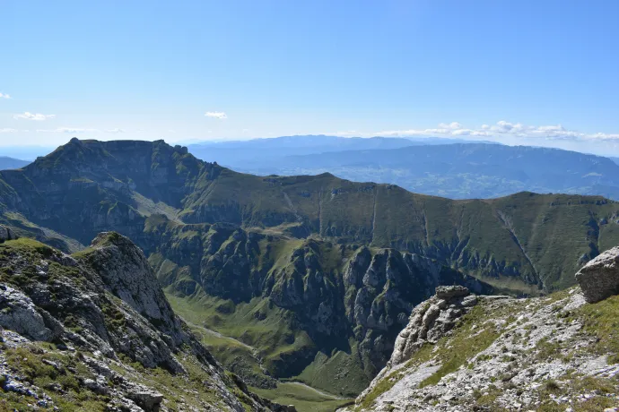 Fönt a hegy csúcsán mögöttünk a Prahova-völgye, balra az Omu és a Costila, jobbra a Tiganesti – Fotó: Tőkés Hunor / Transtelex
