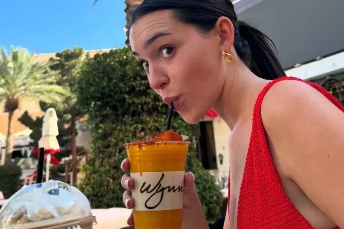 Ultragazdagok nyaralásait szervezi, az idióta kéréseikből hírnevet faragott