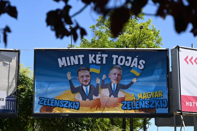 Volodimir Zelenszkij ukrán elnököt és Péter Magyart, a Tisza Párt elnökét ábrázoló kormányzati plakát Budapesten 2025. július 2-án – Fotó: Kisbenedek Attila / AFP