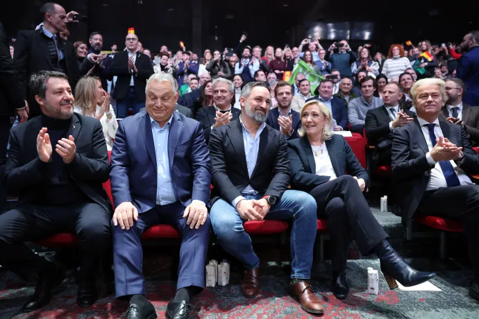Matteo Salvini, Olaszország miniszterelnök-helyettese és az Olasz Liga (Lega) párt vezetője, Orbán Viktor, Santiago Abascal, a spanyol szélsőjobboldali Vox párt vezetője és a Patrióták Európáért elnöke, Marine Le Pen, a francia szélsőjobboldali Nemzeti Tömörülés (RN) parlamenti csoportjának vezetője, valamint Geert Wilders, a szélsőjobboldali Szabadság Párt (PVV) elnöke a Patrióták Európáért, az Európai Parlament legnagyobb szélsőjobboldali blokkjának ülésén egy madridi szállodában 2025. február 8-án – Fotó: Thomas Coex / AFP