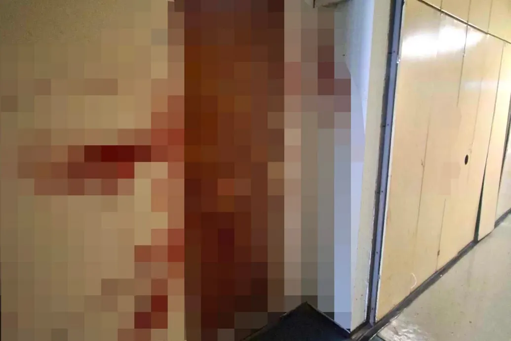 Meztelenül őrjöngött, szomszédai ajtaján dörömbölt, üvegajtókon szaladt át, és összevérezte a falakat egy férfi egy zuglói társasházban – Forrás: Telex.hu