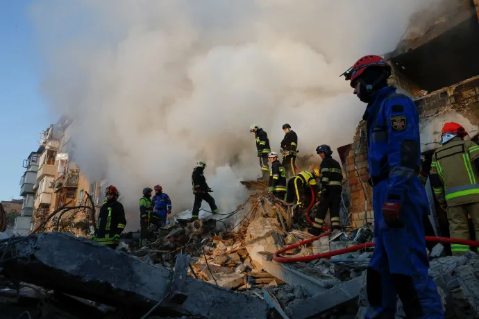 Mentőalakulatok dolgoznak egy találatot kapott lakóépületnél – Fotó: Thomas Peter / Reuters