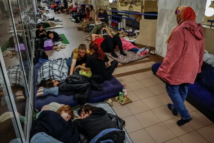 Kijevi lakosok az egyik óvóhelyként üzemelő metróállomáson – Fotó: Alina Smutko / Reuters