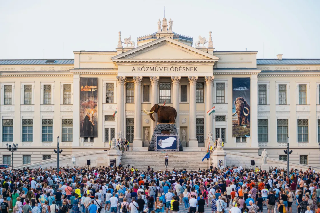 Magyar Péter Szegeden: Jobb állva meghalni, mint térdepelve élni