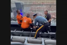 Maszturbált egy néző a Korn koncertjén, ezért megütötték, végül a biztonságiak vitték el