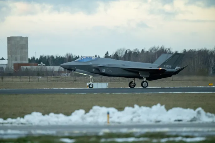 A finn légierő leveszi egységei zászlóiról a horogkeresztet