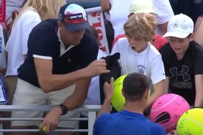 Kikapták a kisfiú kezéből a sapkát, amit Kamil Majchrzak teniszező nyújtott oda neki a US Openen