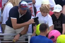 Kikapták a kisfiú kezéből a sapkát, amit Kamil Majchrzak teniszező nyújtott oda neki a US Openen