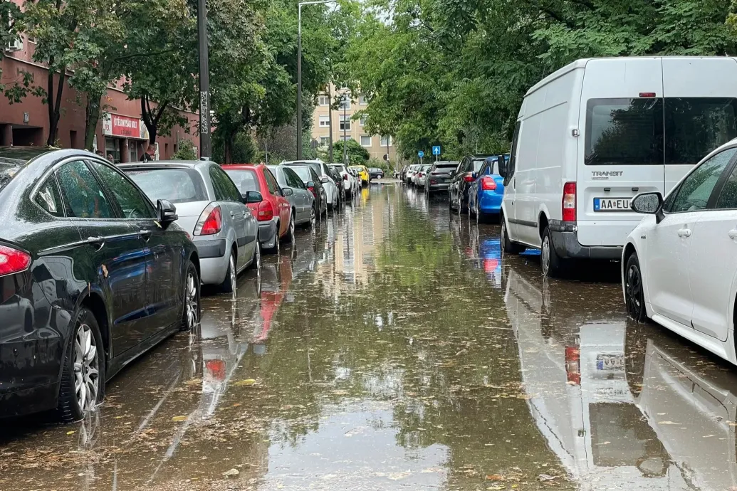 Brutális felhőszakadás volt Magyarországon, Budapesten az utcákon hömpölygött a víz