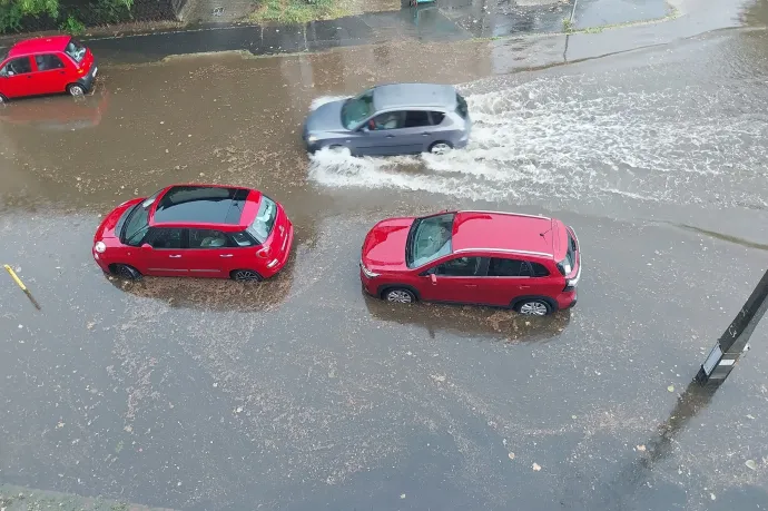 Brutális felhőszakadás volt Magyarországon, Budapesten az utcákon hömpölygött a víz