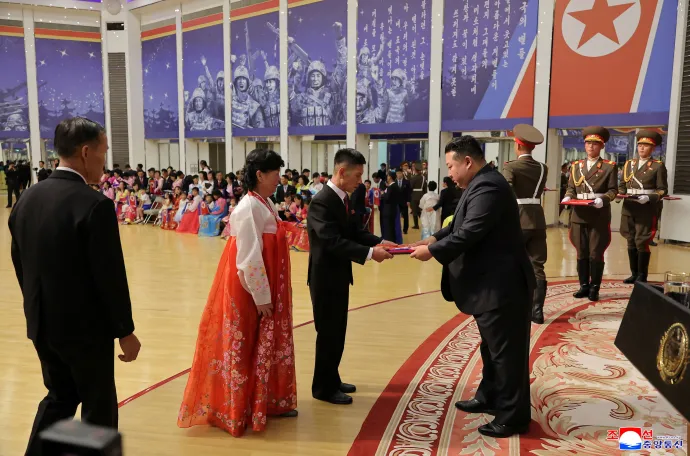 Kim Dzsongun az orosz–ukrán háborúban elesett észak-koreai katonák családjai előtt tisztelgett – Fotó: Kcna / Reuters
