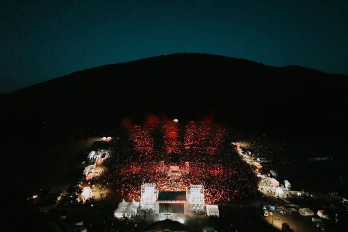 Az ingyenes Bagossy-koncert után ingyenes István, a királlyal gyűjtöttek rekordtömeget Csíksomlyón