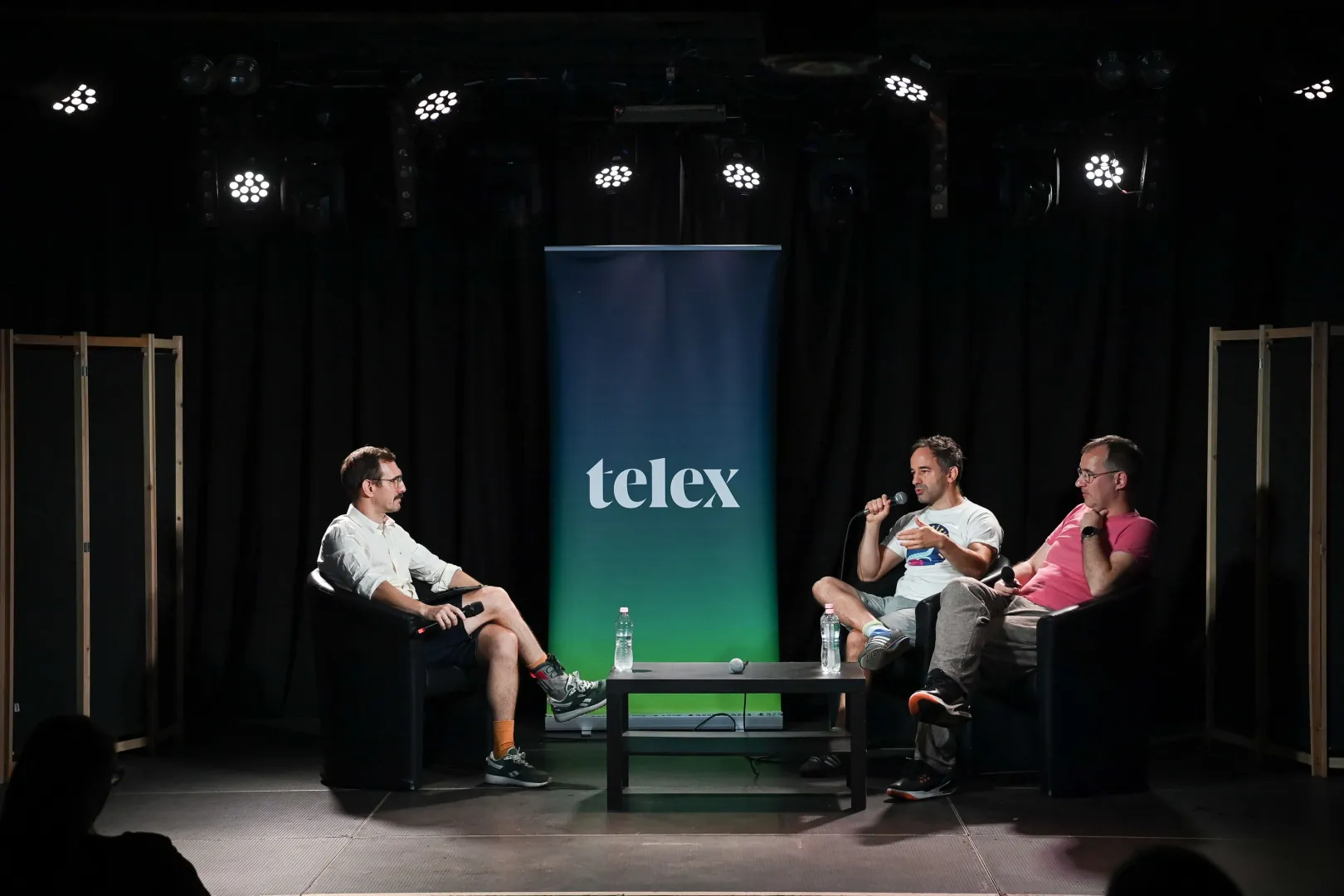 Az Elektor podcastunk élő verziójában Csurgó Dénes, Tóth Gergely és Király András beszélgettek Donald Trump második elnökségének első nyolc hónapjáról – Fotó: Bődey János / Telex