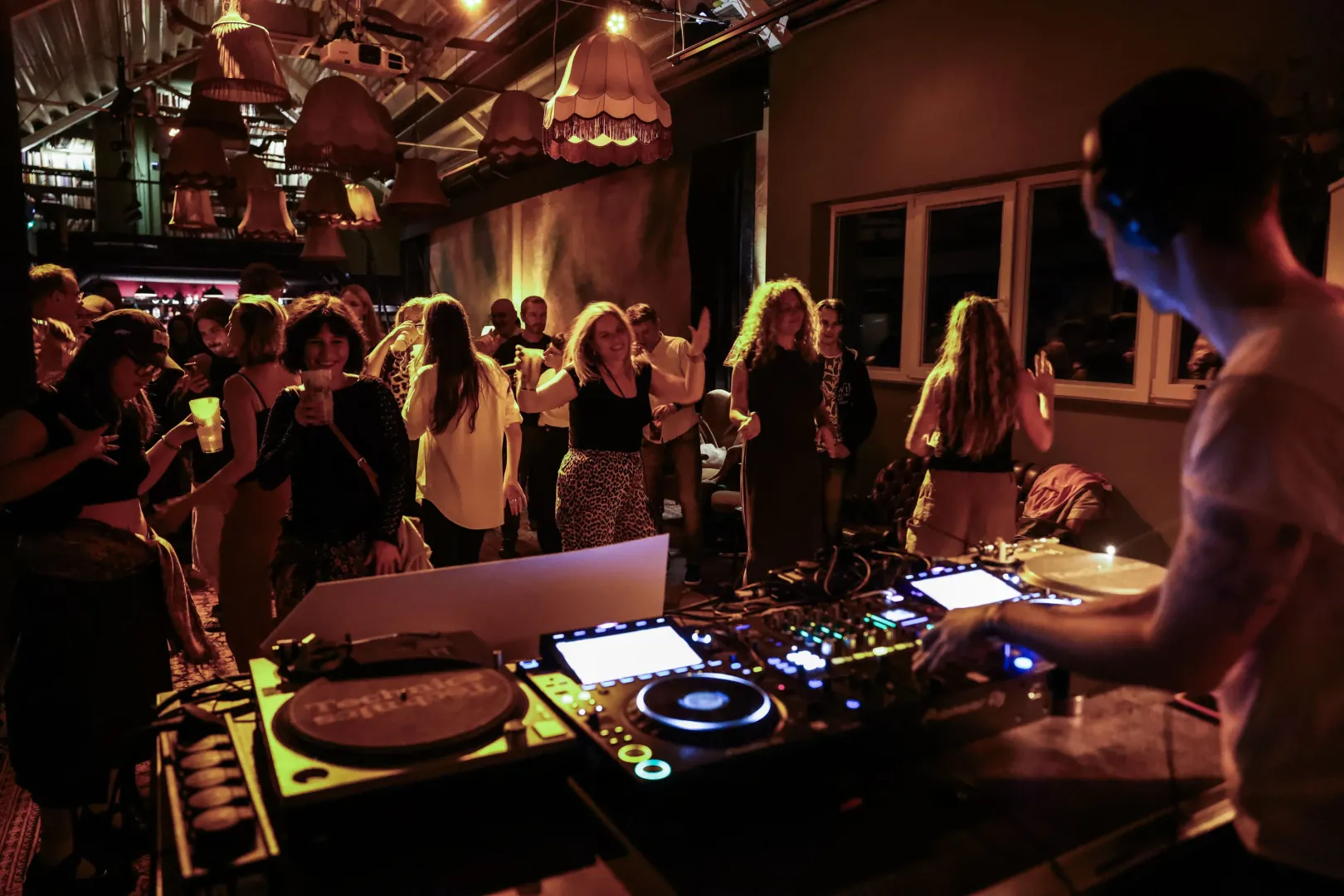 A nagyszínpados koncertek után pedig következtek a DJ-szettek: Yungmatka B2B Pueblo Junior, DJ Wobe és Constant K tekergették a potmétert egészen zárásig – Fotó: Németh Sz. Péter / Telex