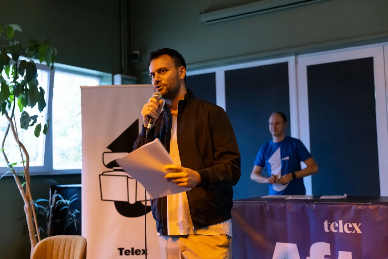 Hanula Zsolt, a tech-tud rovat vezetője és Lengyel-Szabó Péter főszerkesztő-helyettes kocsmakvízt tartottak, ahol még a telexesek néhány sötét titka is kiderült – Fotó: Ajpek Orsi / Telex