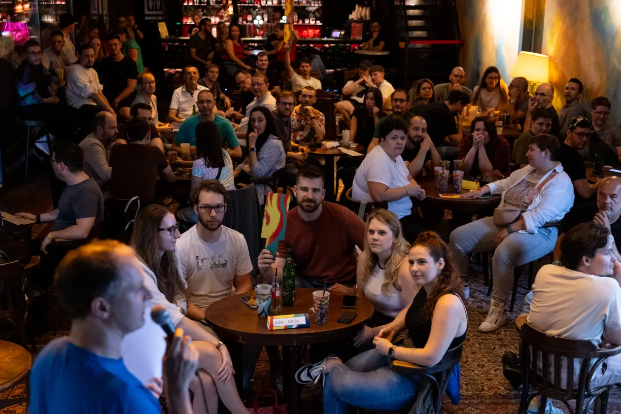 Hanula Zsolt, a tech-tud rovat vezetője és Lengyel-Szabó Péter főszerkesztő-helyettes kocsmakvízt tartottak, ahol még a telexesek néhány sötét titka is kiderült – Fotó: Ajpek Orsi / Telex