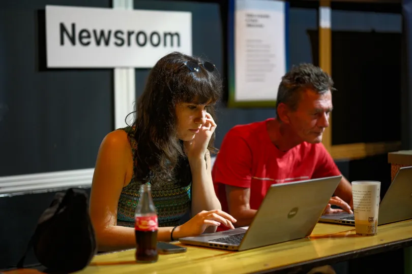 A munka is működött a Newsroomnak kinevezett sarokban, és Német Tamás vigyázó szemét semmi sem kerülte el – Fotó: Márkos Tamás / Transtelex