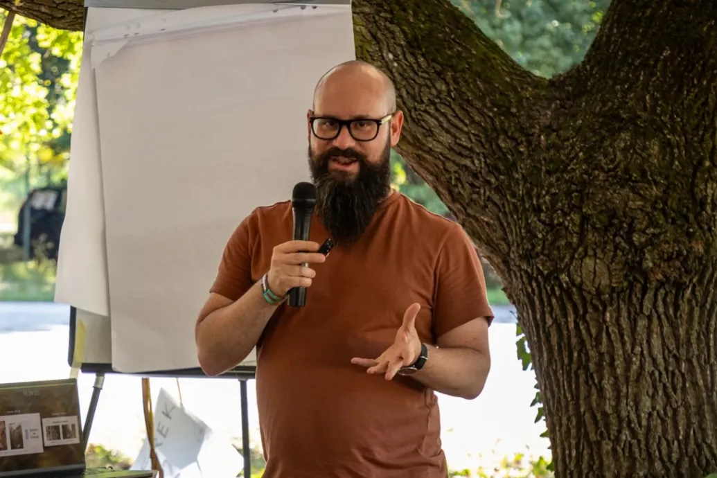 Elmarasztalta a Kutyapárt VIII. kerületi jelöltjét a Helyi Választási Bizottság, amiért azzal viccelődött, hogy egy nem létező szervezet jelöltje – Forrás: Telex.hu