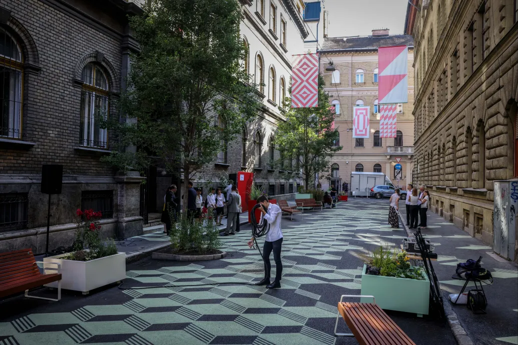 Lezárták, és a diákoknak adták az egész utcát a Trefort Gimnázium előtt
