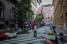Lezárták és a diákoknak adták az egész utcát a Trefort gimnázium előtt