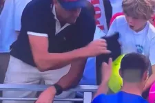 Kamil Majchrzak teniszező utólag adott egy másik sapkát a kisfiúnak, akinek a kezéből egy lengyel milliárdos kapta ki az előzőt