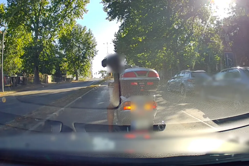 Szabálytalan előzés, büntetőfék, áthajtás a stoptáblán: mindezt egy perc alatt produkálta egy kőbányai motoros