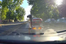 Szabálytalan előzés, büntetőfék, áthajtás a stoptáblán: mindezt egy perc alatt produkálta egy kőbányai motoros