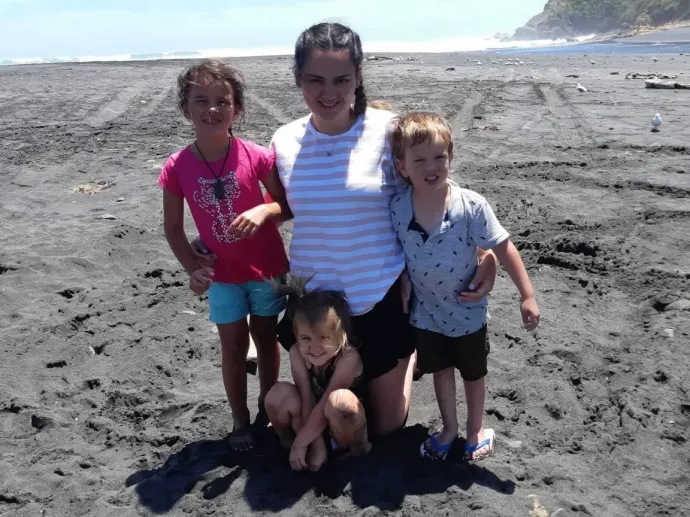 A három eltűnt gyerek az anyjával egy korábbi fotón – Forrás: Missing Marokopa Children / Facebook